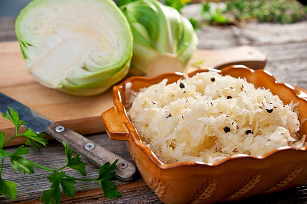 Sauerkraut ist auch als Sauerkohl bekannt und wird meistens aus eingelegtem Weisskabis gewonnen