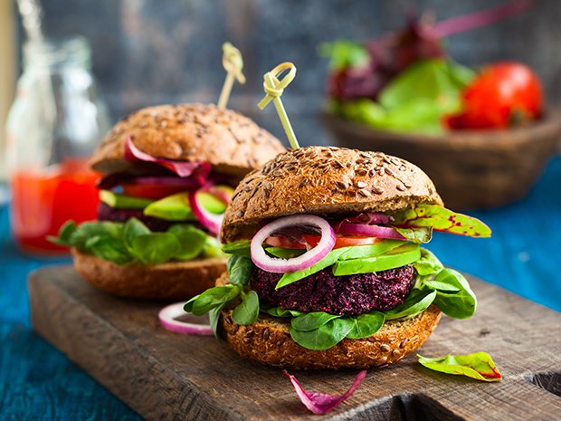 Hamburger delux sind mit vielen frischen Zutaten gesund und schnell gemacht