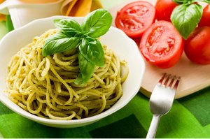 Spaghetti mit Basilikumpesto